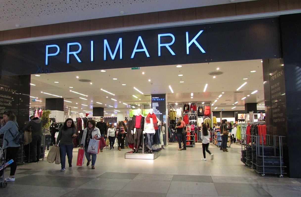 Entrance to Primark retail store in the Aqua Shopping Centre, Portimão, Algarve, Portugal. Credit: Kolforn@gmail.com