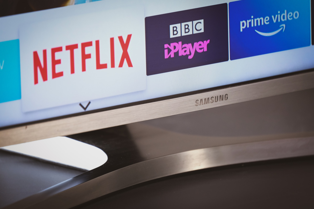 Samsung Electronics, Best Buy Hit With Class-Action Suit Over QLED 4K TV; Firm Dives Into UPS Battery Recycling - Vimarsana News