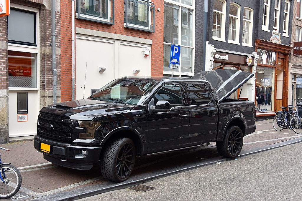 Ford Targets Tesla Owners with F-150 Lightning Discounts, Boosts EV Appeal - Vimarsana News